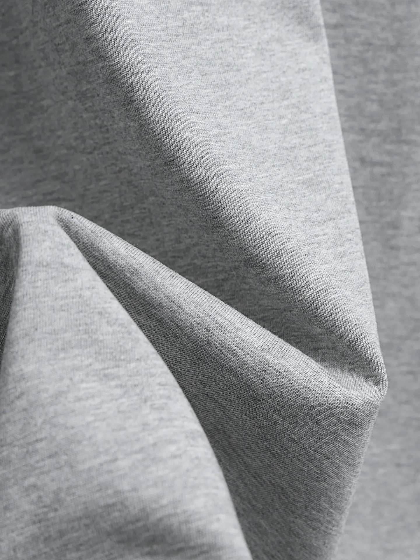 Carhartt 2꯭0꯭2꯭6 new spring and summer models ❤️ original ⌚️ high version Carhartt fabric is made of high-density pure cotton, does not deform and does not shrink. Process introduction: double thread movement. The chest logo uses an embroidered small patch. Color: Gray SIZE: M-XXL